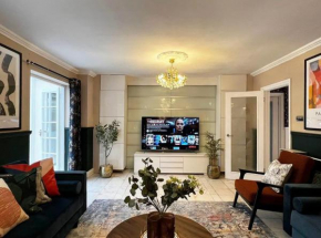 Luxurious 6-Bedroom House with Views and snooker
